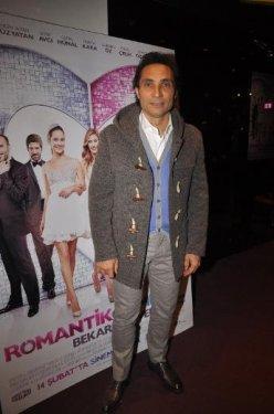 Romantik Komedi 2 galasında Sinem Kobal dekoltesi