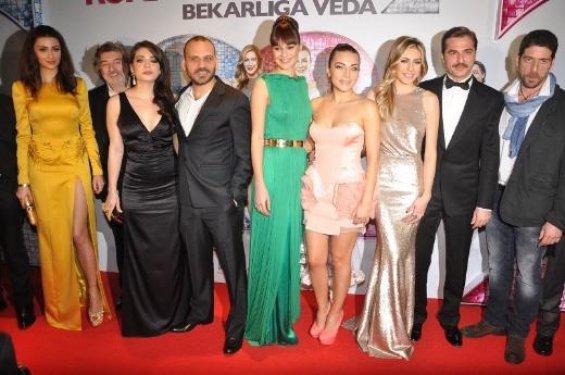 Romantik Komedi 2 galasında Sinem Kobal dekoltesi