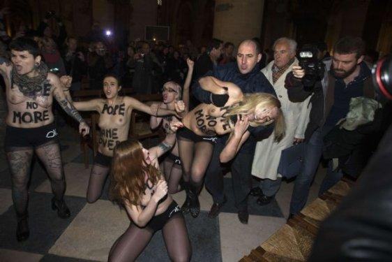 Femen Papa´nın istifasını kutladı