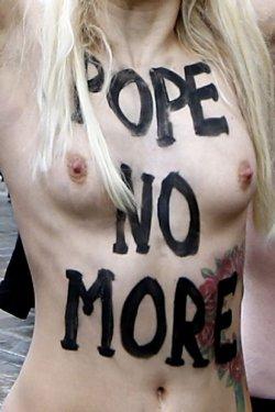 Femen Papa´nın istifasını kutladı