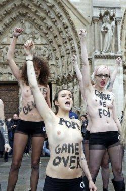 Femen Papa´nın istifasını kutladı