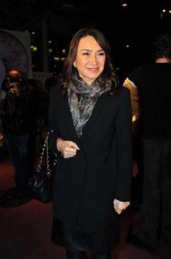 Romantik Komedi 2 galasında Sinem Kobal dekoltesi