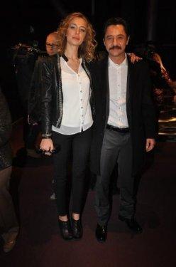 Romantik Komedi 2 galasında Sinem Kobal dekoltesi