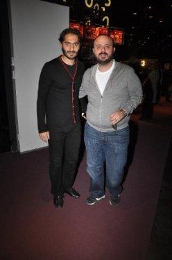 Romantik Komedi 2 galasında Sinem Kobal dekoltesi