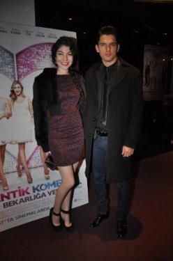 Romantik Komedi 2 galasında Sinem Kobal dekoltesi