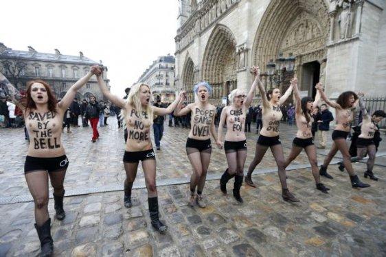 Femen Papa´nın istifasını kutladı