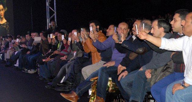 Arap davetliler defileyi cep telefonuna kaydettiler