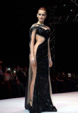 Arap davetliler defileyi cep telefonuna kaydettiler