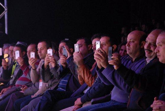 Arap davetliler defileyi cep telefonuna kaydettiler