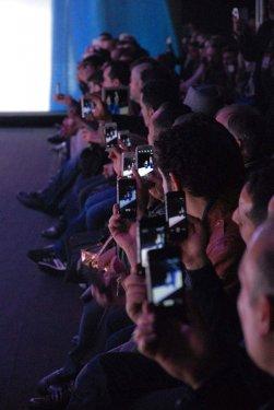 Arap davetliler defileyi cep telefonuna kaydettiler