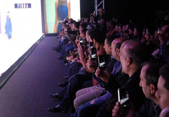 Arap davetliler defileyi cep telefonuna kaydettiler