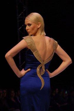 Arap davetliler defileyi cep telefonuna kaydettiler