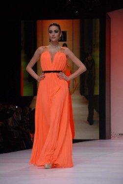 Arap davetliler defileyi cep telefonuna kaydettiler