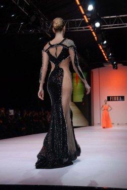 Arap davetliler defileyi cep telefonuna kaydettiler