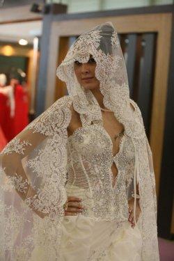 İzmir'de Araplara özel gelinlik defilesi