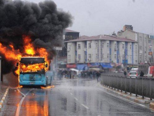 Okmeydanı'nda halk otobüsüne saldırı