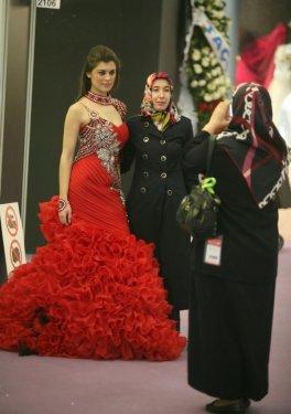 İzmir'de Araplara özel gelinlik defilesi