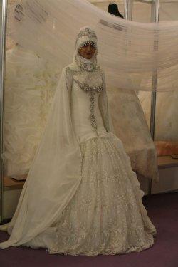 İzmir'de Araplara özel gelinlik defilesi