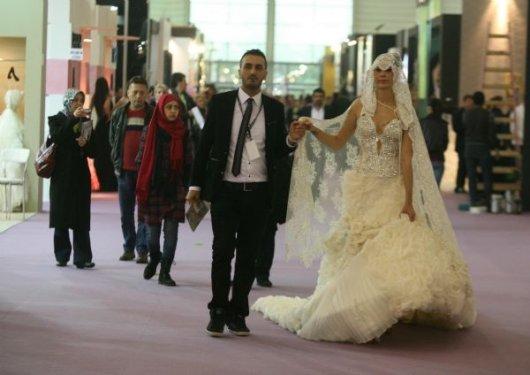 İzmir'de Araplara özel gelinlik defilesi