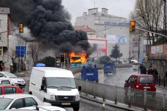 Okmeydanı'nda halk otobüsüne saldırı