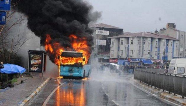 Okmeydanı'nda halk otobüsüne saldırı