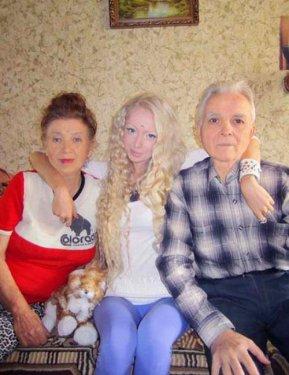 Gerçek Barbie Valeria'nın ailesi ve dostları