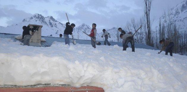 Hakkari'de öğrenciler okullarını arıyor