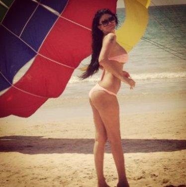 Ebru Polat'ın bikinili reismleri rekora koşuyor