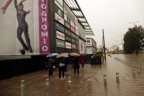 Atina sular altında