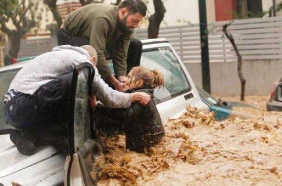 Atina sular altında