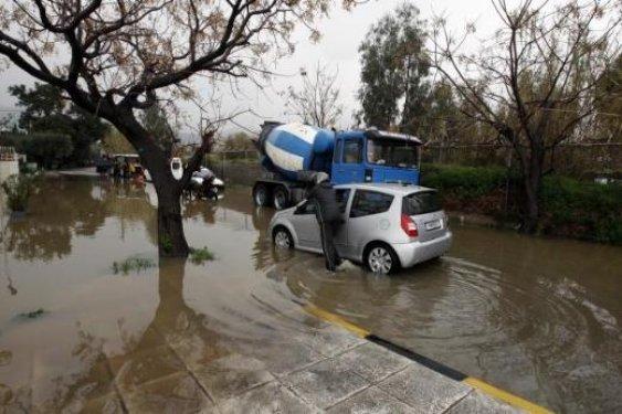 Atina sular altında