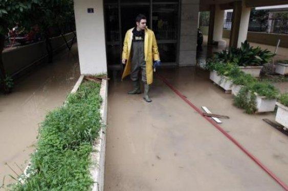 Atina sular altında