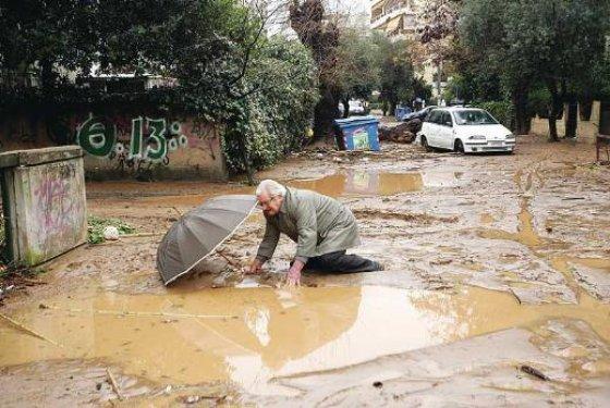 Atina sular altında