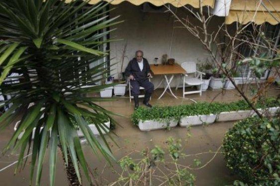 Atina sular altında