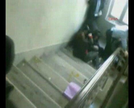 Kadın protestoculara görevlilerden sert müdahale