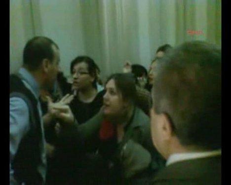 Kadın protestoculara görevlilerden sert müdahale