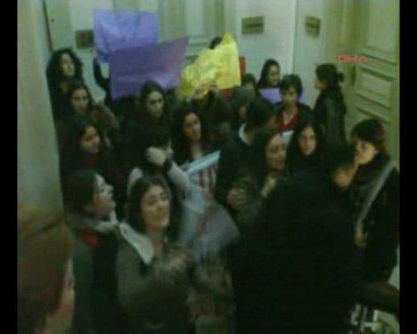 Kadın protestoculara görevlilerden sert müdahale