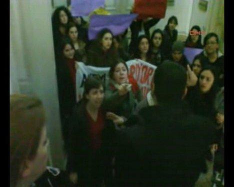 Kadın protestoculara görevlilerden sert müdahale