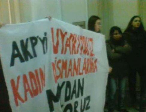 Kadın protestoculara görevlilerden sert müdahale