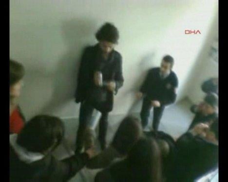 Kadın protestoculara görevlilerden sert müdahale