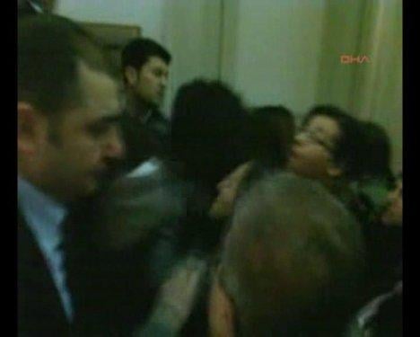 Kadın protestoculara görevlilerden sert müdahale