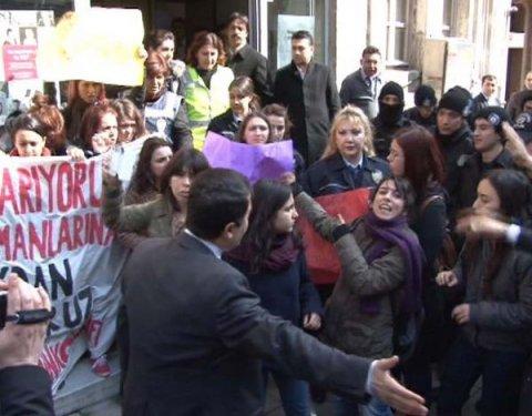 Kadın protestoculara görevlilerden sert müdahale