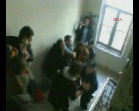 Kadın protestoculara görevlilerden sert müdahale