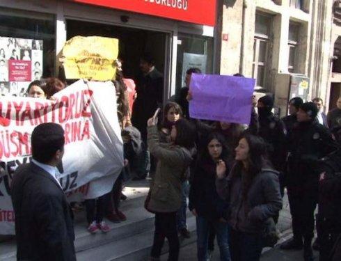 Kadın protestoculara görevlilerden sert müdahale