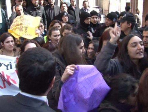 Kadın protestoculara görevlilerden sert müdahale