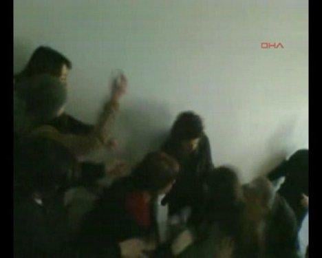 Kadın protestoculara görevlilerden sert müdahale