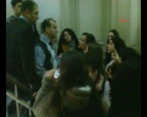 Kadın protestoculara görevlilerden sert müdahale