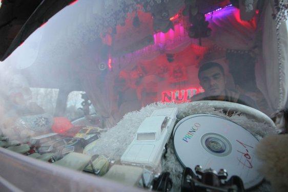 Avizeli pedalları halıyla kaplı kamyon