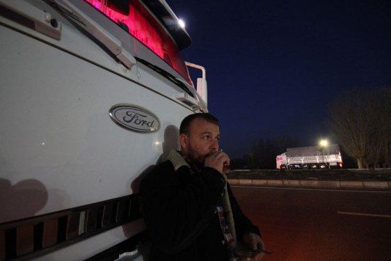 Avizeli pedalları halıyla kaplı kamyon