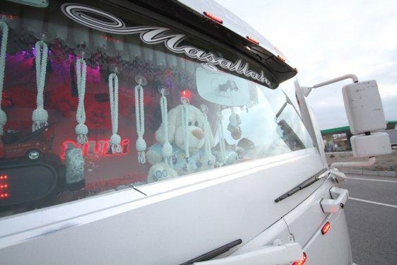 Avizeli pedalları halıyla kaplı kamyon